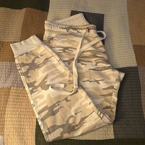 Sanctuary white camouflage sweatpants size M joggers